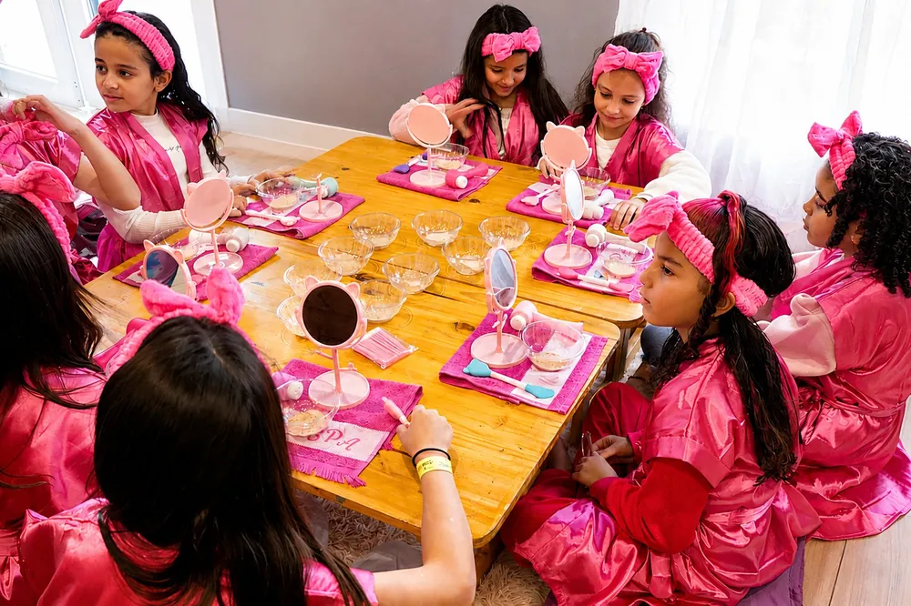 Atividade de máscara facial no SPA Infantil